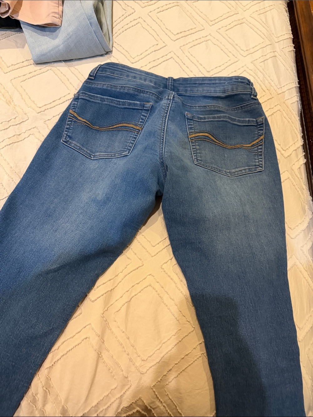 SO Straight-Leg Women's Jeans in Medium Blue with Contrast Pocket Stitching